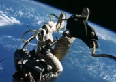 اولین راهپیمایی در فضا توسط الکسی لئونوف