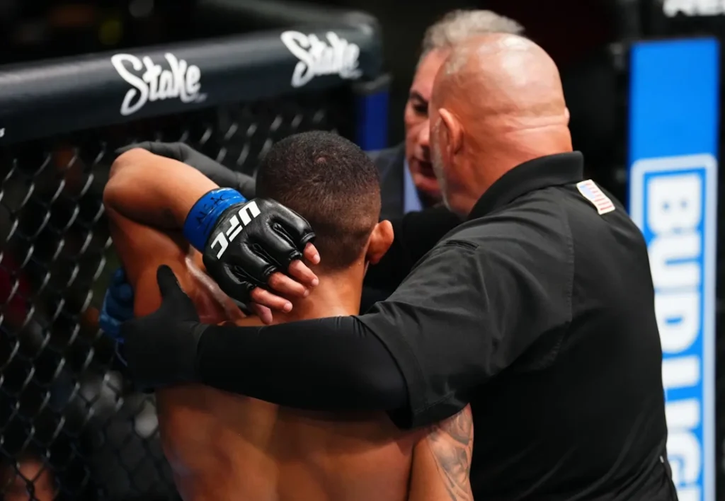 حذف مبارز برزیلی از UFC پس از گاز گرفتن گوش حریف + ویدئو