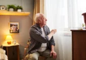 تنهایی بر سلامتی افراد مسن تأثیر بسیار مضری می‌گذارد