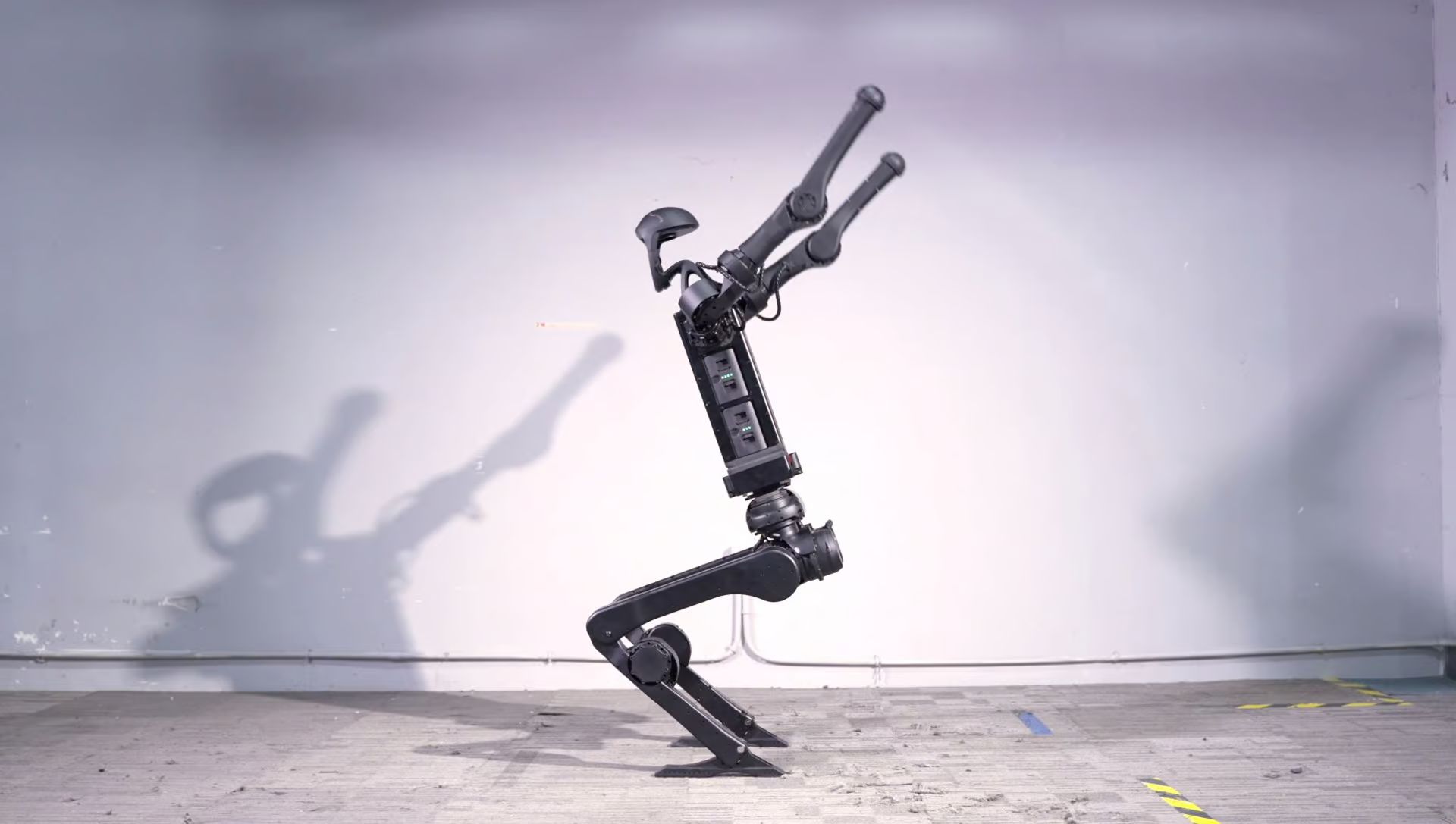 ربات انسان‌نما Unitree بدون عملگرهای هیدرولیک پشتک می‌زند + ویدیو